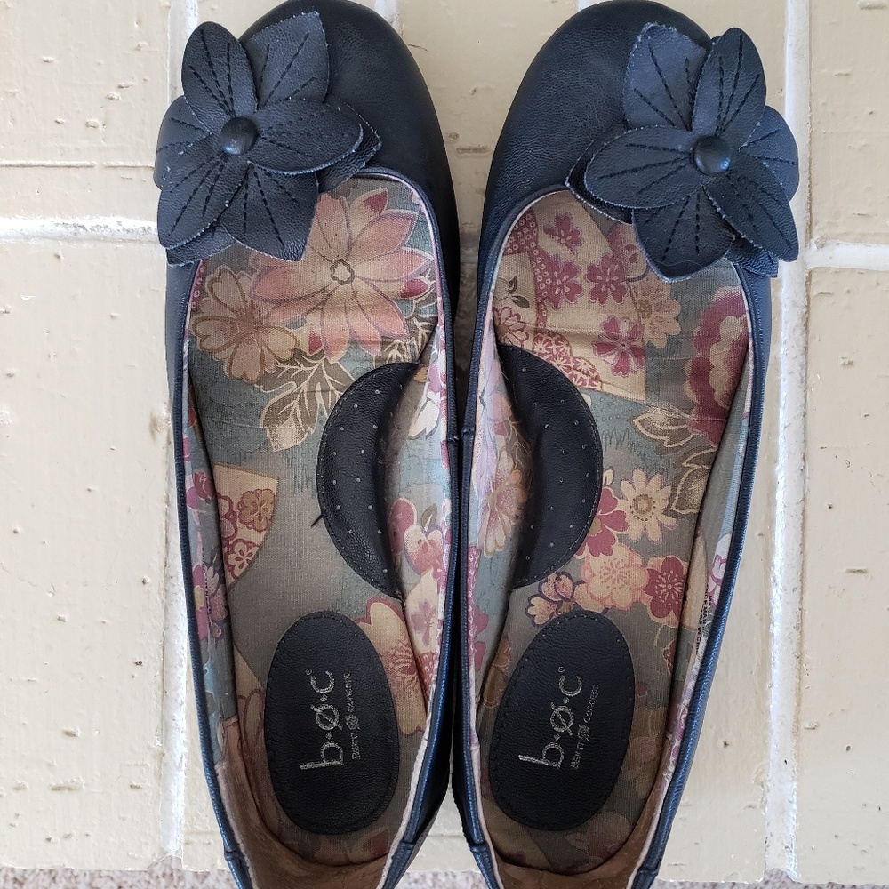 Women's black flats